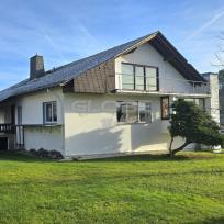 WEINBACH: Große Wohnimmobilie mit Neugestaltungs-Potenzial. Ein sonniger Platz für Ideen.